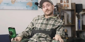 Noland Arbaugh, primer participante que recibe el chip cerebral experimental de Neuralink