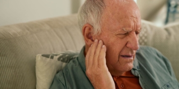 Retos invisibles de las personas mayores con pérdida auditiva en verano