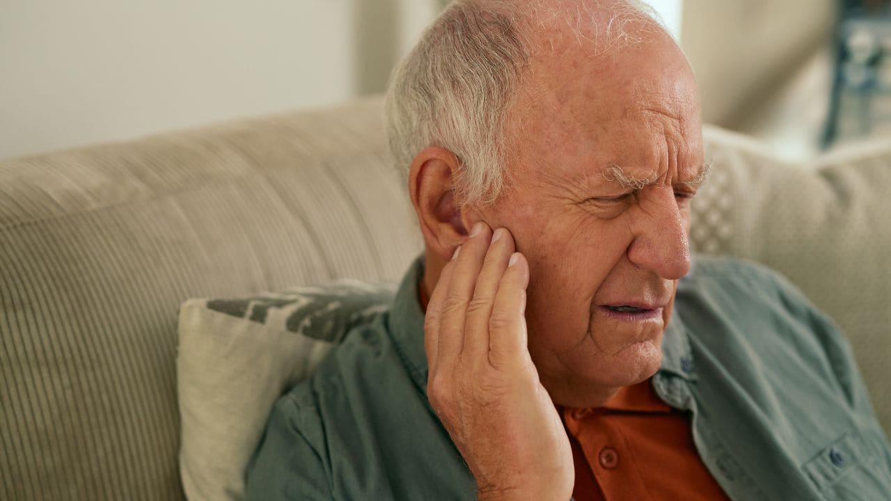 Retos invisibles de las personas mayores con pérdida auditiva en verano