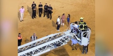 Evacúan en grúa a personas con discapacidad en la Plaza de Toros de El Puerto de Santa María