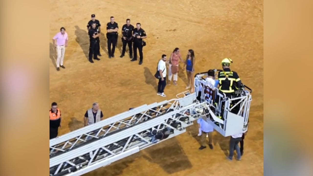 Evacúan en grúa a una decena de personas con discapacidad en la Plaza de Toros de El Puerto de Santa María