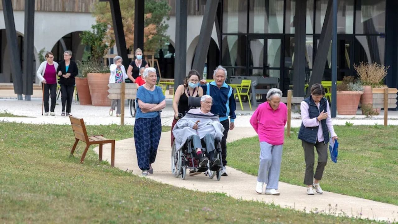 Vecinos con Alzheimer en 'Village Landais Alzheimer-Henri Emmanuelli'
