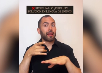 Ciudadano sordo explica el servicio de videollamadas en lengua de signos de Renfe