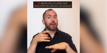 Ciudadano sordo explica el servicio de videollamadas en lengua de signos de Renfe