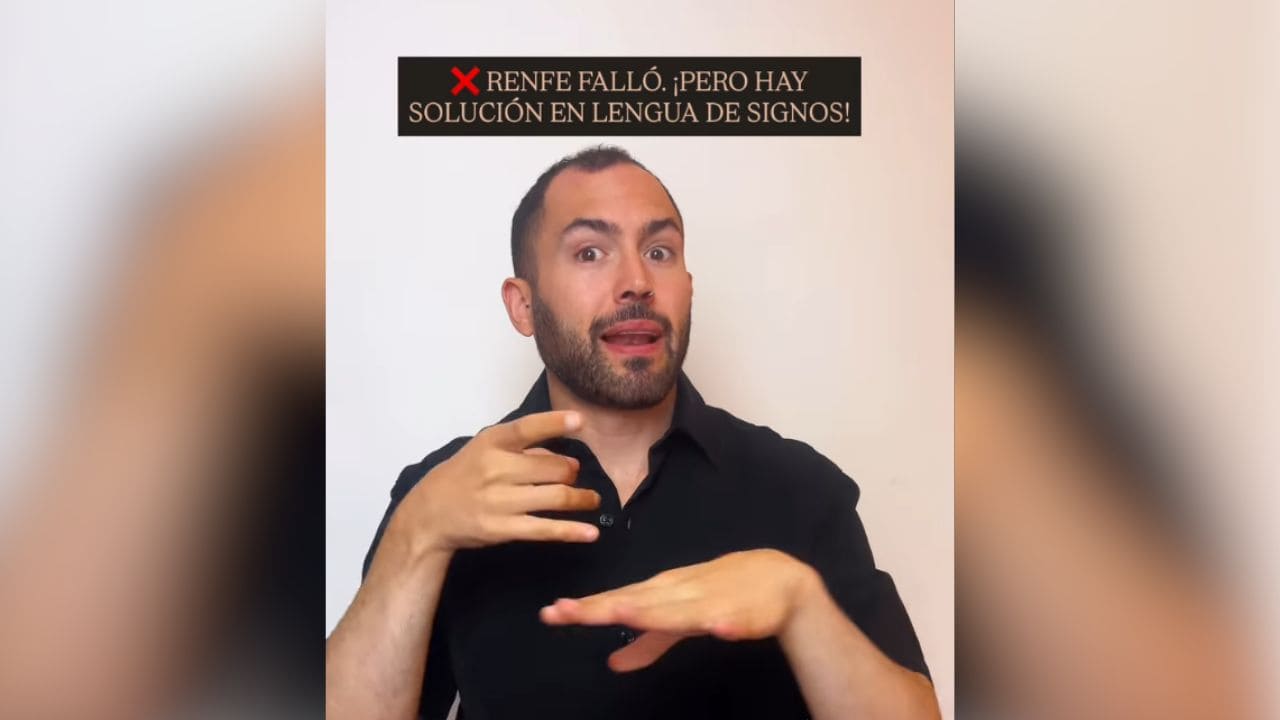 Ciudadano sordo explica el servicio de videollamadas en lengua de signos de Renfe