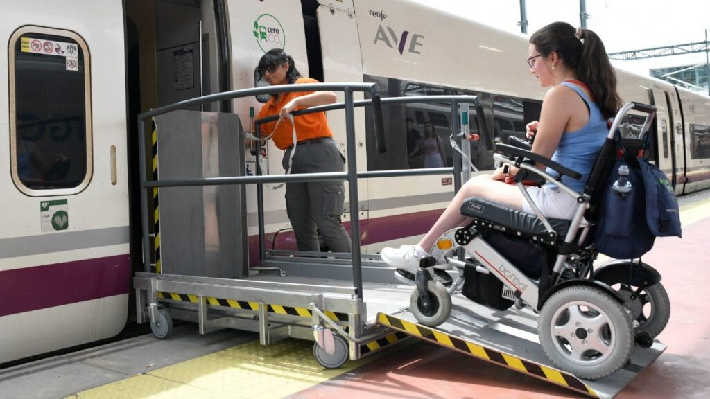 Adif Acerca estrena nuevas plataformas para facilitar el acceso a los trenes a personas con discapacidad