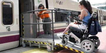 Nuevas plataformas para facilitar el acceso de personas con discapacidad a los trenes
