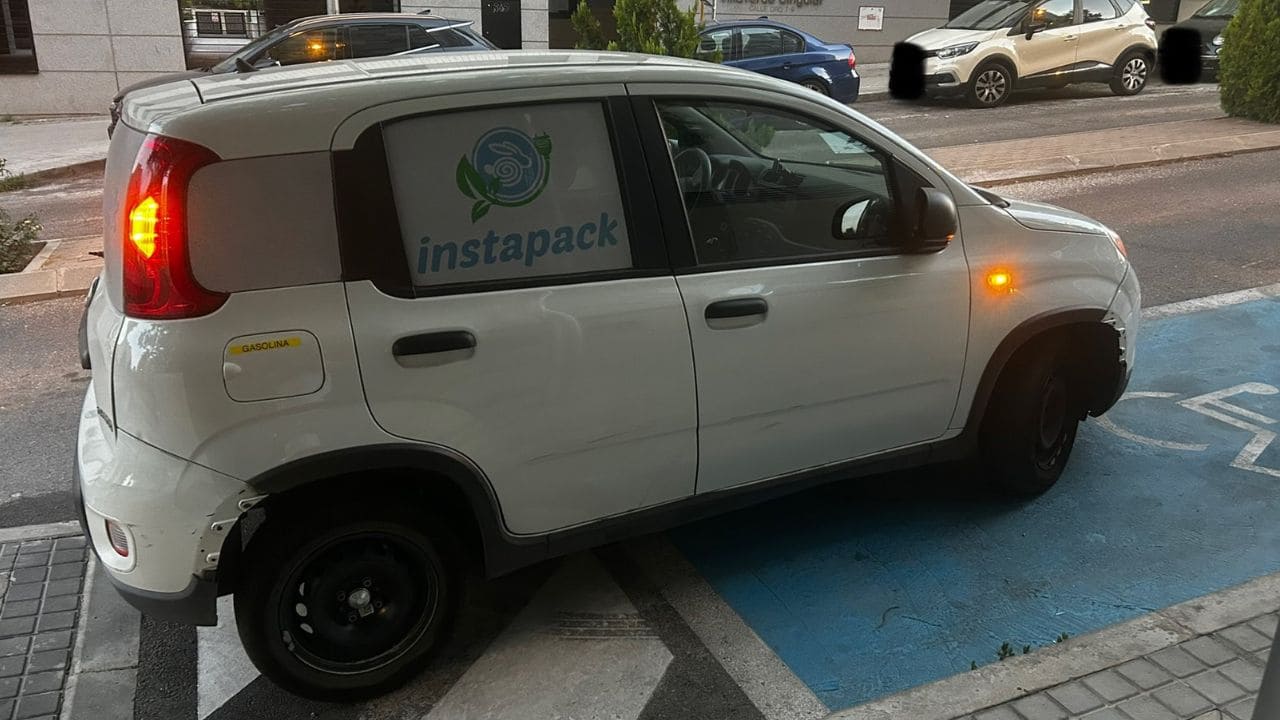 Vehículo de reparto estacionado en una plaza PMR