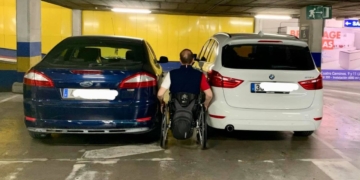 Respeta la zona cebrada de las plazas de aparcamiento PMR