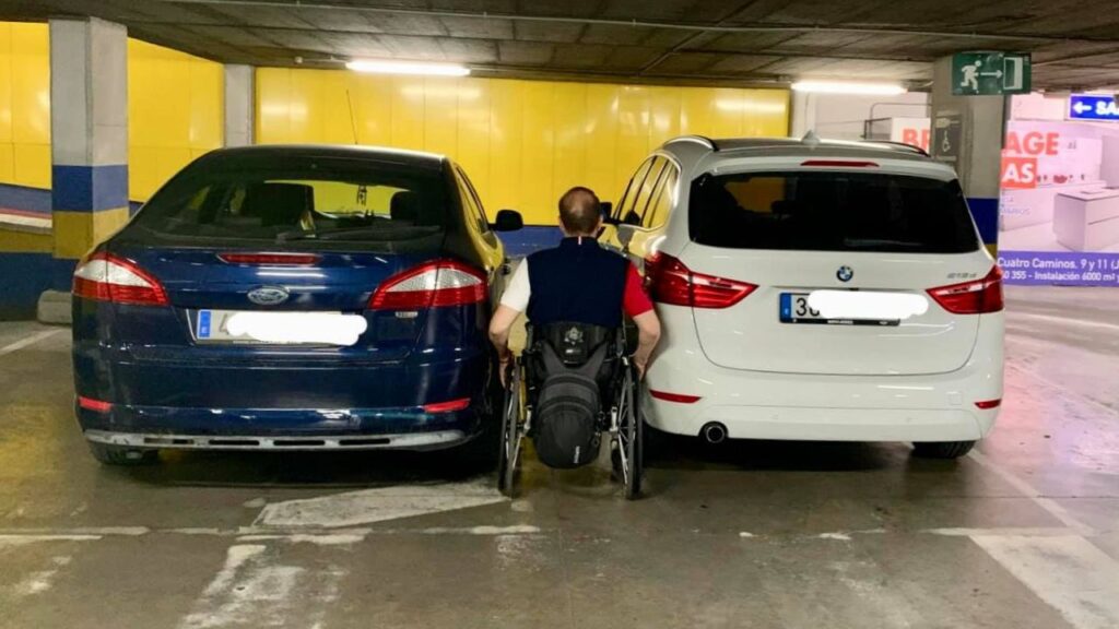 Respeta la zona cebrada de las plazas de aparcamiento PMR: no es un capricho, es mi libertad