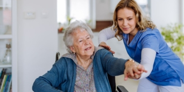 La Junta de Extremadura refuerza el sistema de atención a la dependencia