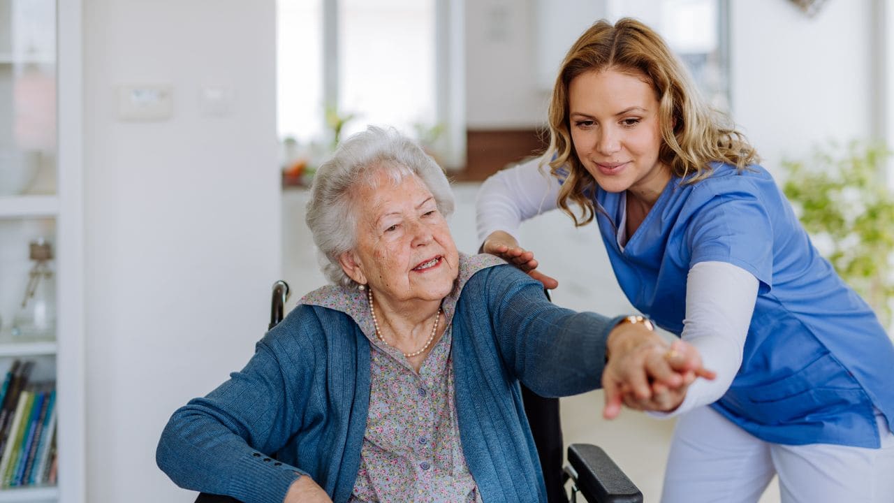 La Junta de Extremadura refuerza el sistema de atención a la dependencia