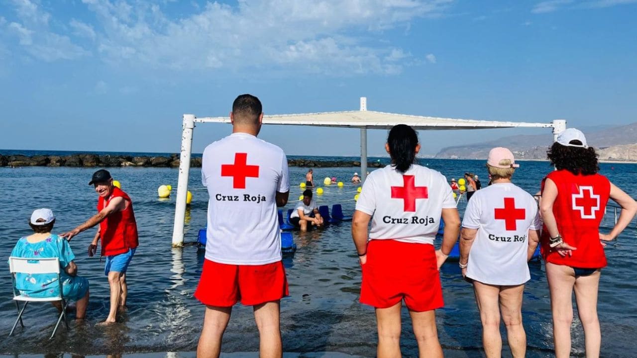 Baño asistido en la playa por Cruz Roja