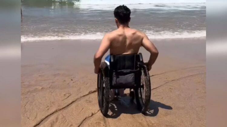 Pablo Tovar muestra cómo acceder hasta el mar en silla de ruedas