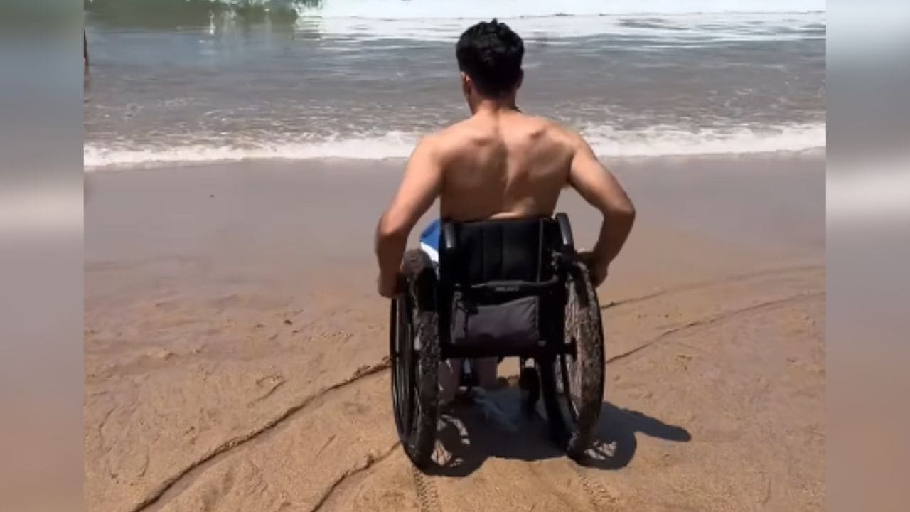 Pablo Tovar, deportista con discapacidad, muestra cómo acceder al mar en silla de ruedas por la playa