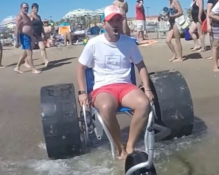 César Calero inventa la única silla de ruedas capaz de rodar por la arena de la playa