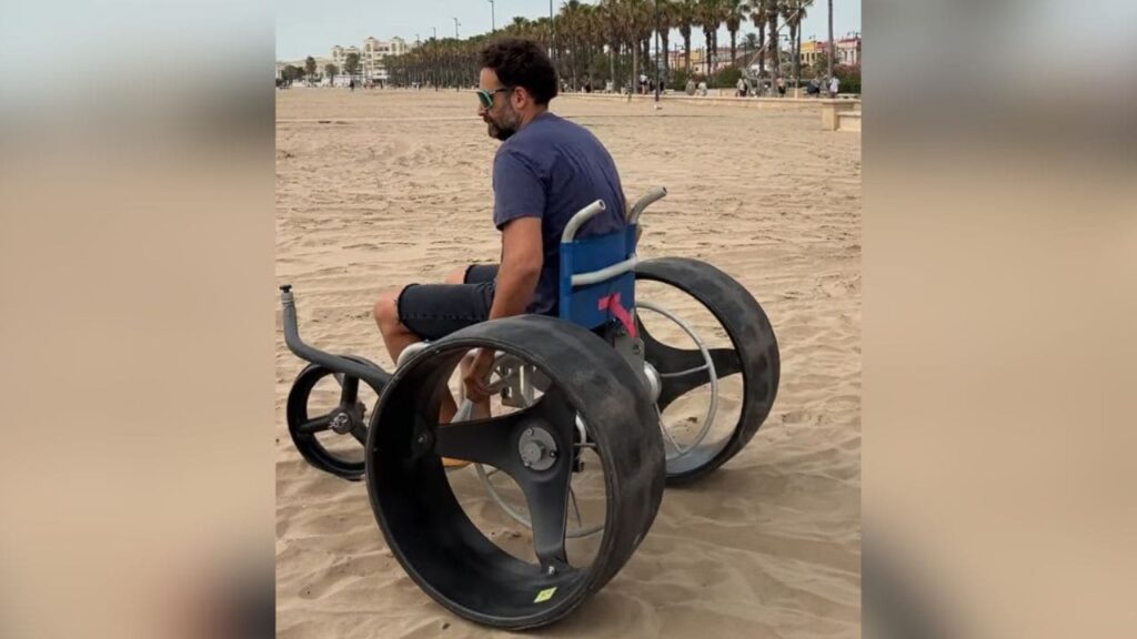 Un español inventa la única silla de ruedas capaz de rodar por la arena de la playa y se “arruina” en el intento