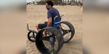 César Calero inventa la única silla de ruedas capaz de rodar por la arena de la playa