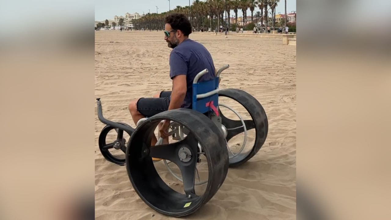 César Calero inventa la única silla de ruedas capaz de rodar por la arena de la playa