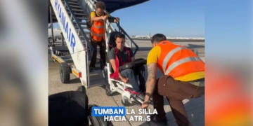 Pablo Tovar, en silla de ruedas, sube por las escaleras de un avión
