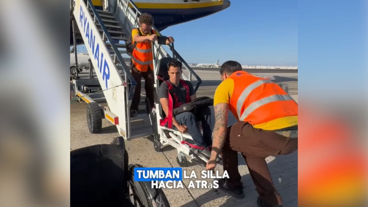 Pablo Tovar, en silla de ruedas, sube por las escaleras de un avión