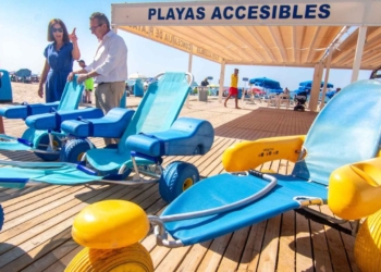 Nuevas sillas anfibias infantiles en las playas accesibles de Benidorm