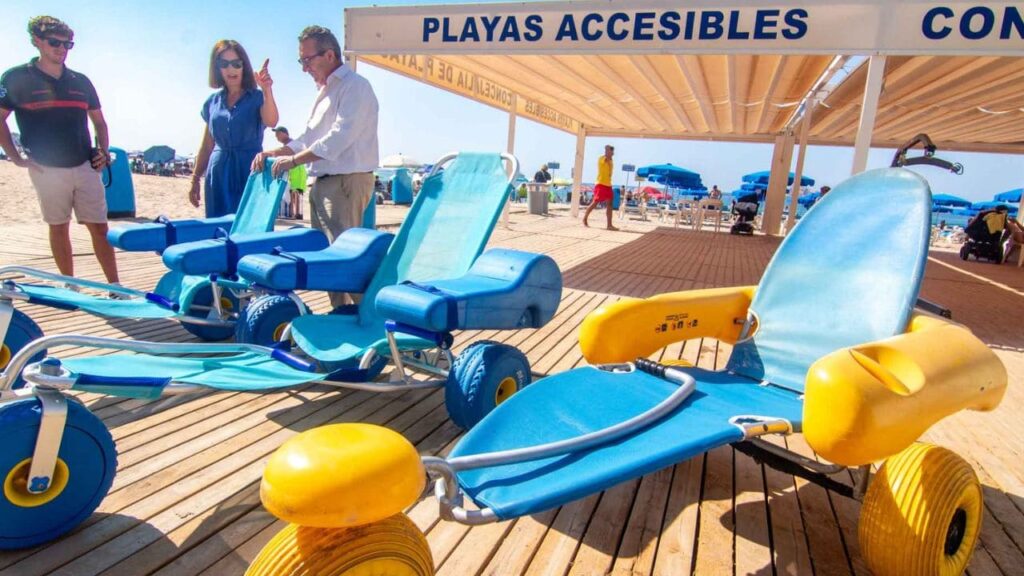 Benidorm incorpora tres sillas anfibias infantiles en sus puntos de playas accesibles