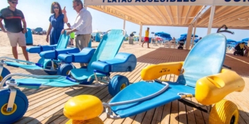 Nuevas sillas anfibias infantiles en las playas accesibles de Benidorm