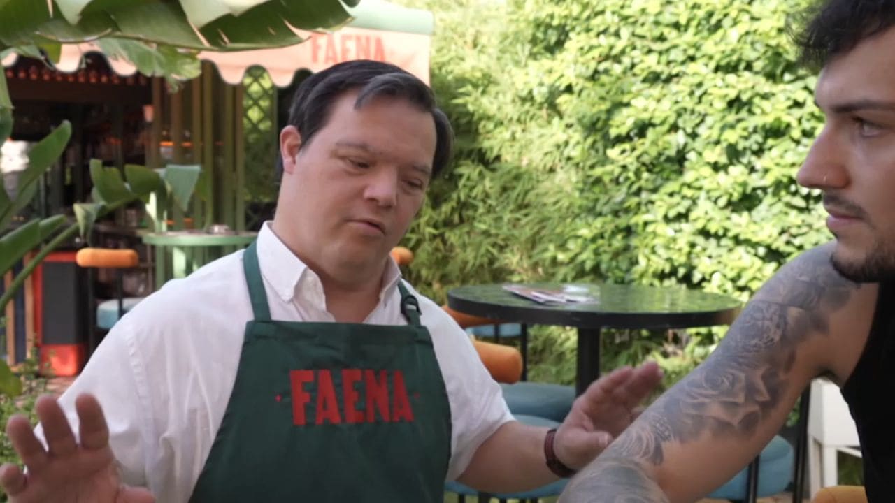 Manuel Escribano defiende a un camarero con síndrome de Down en 'Gente Maravillosa'