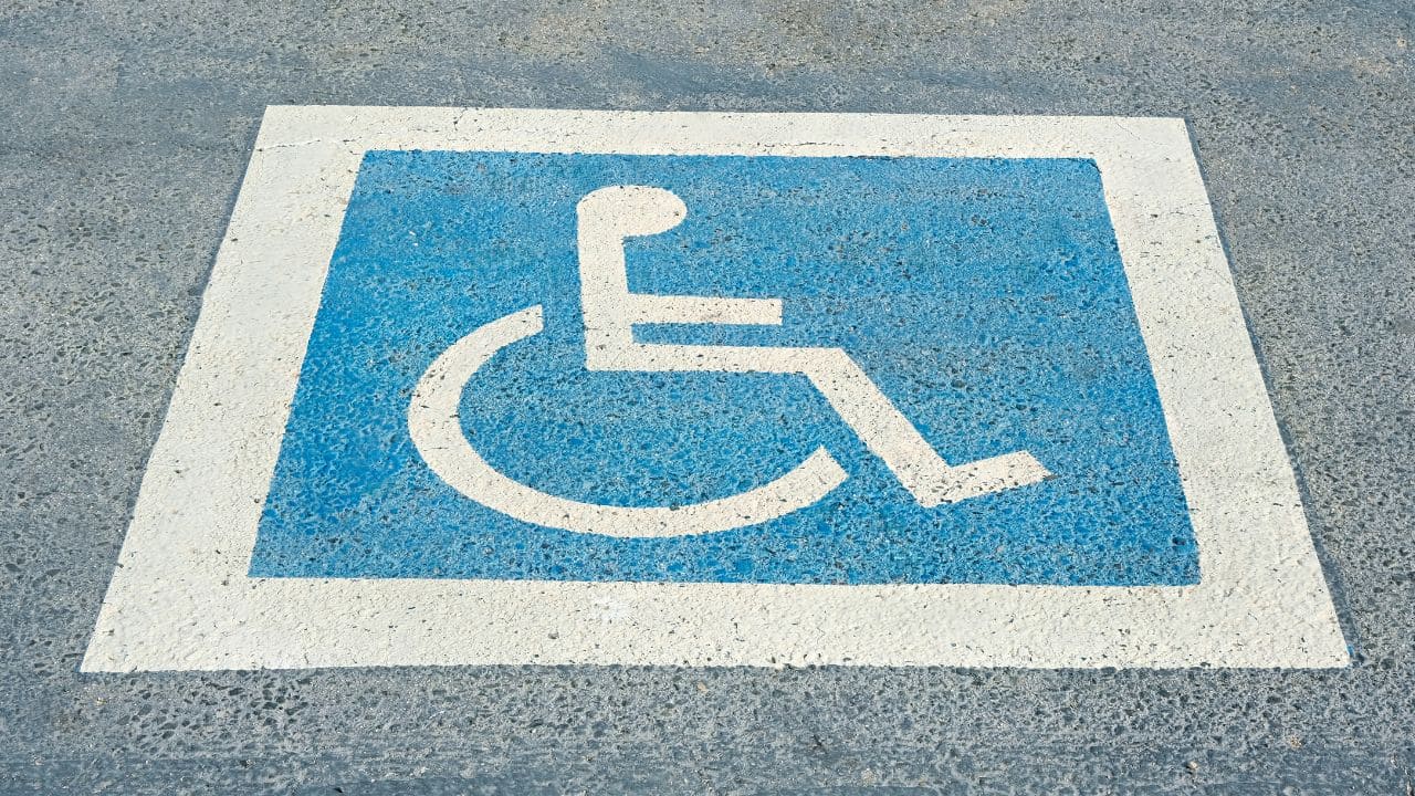 Nuevas tarjetas de aparcamiento unificadas para personas con movilidad reducida en Canarias