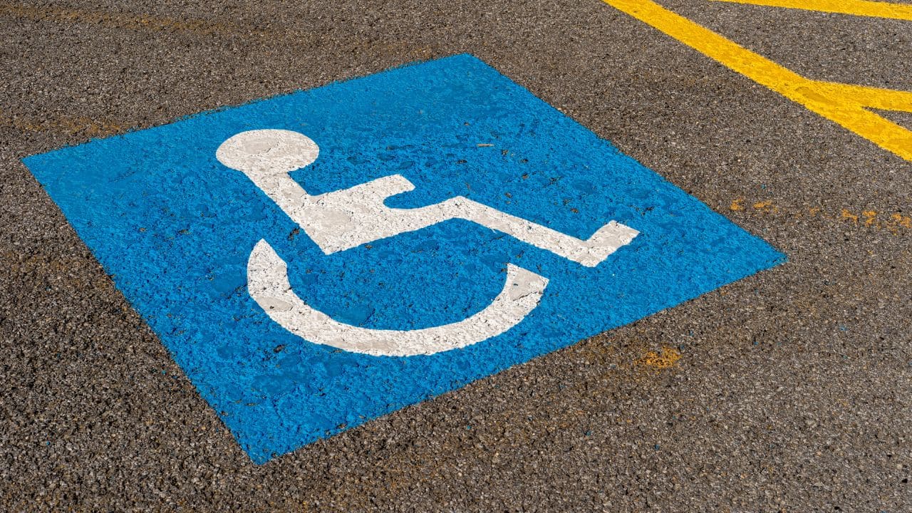 Nuevas tarjetas de aparcamiento unificadas para personas con movilidad reducida en Canarias