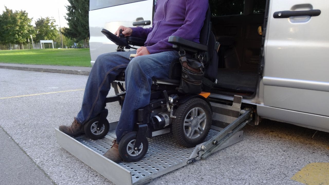 Taxi adaptado para personas con discapacidad