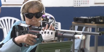 Ana María Estrada practicando el tiro de carabina para personas ciegas