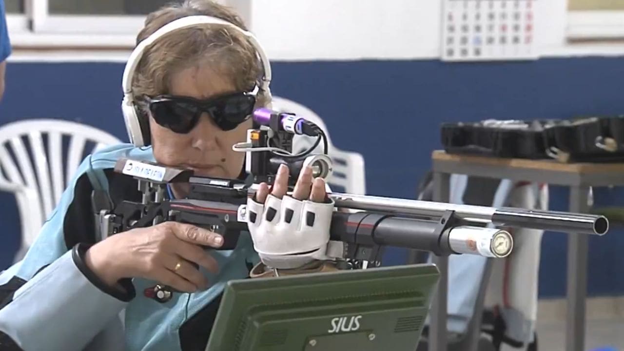 Ana María Estrada practicando el tiro de carabina para personas ciegas