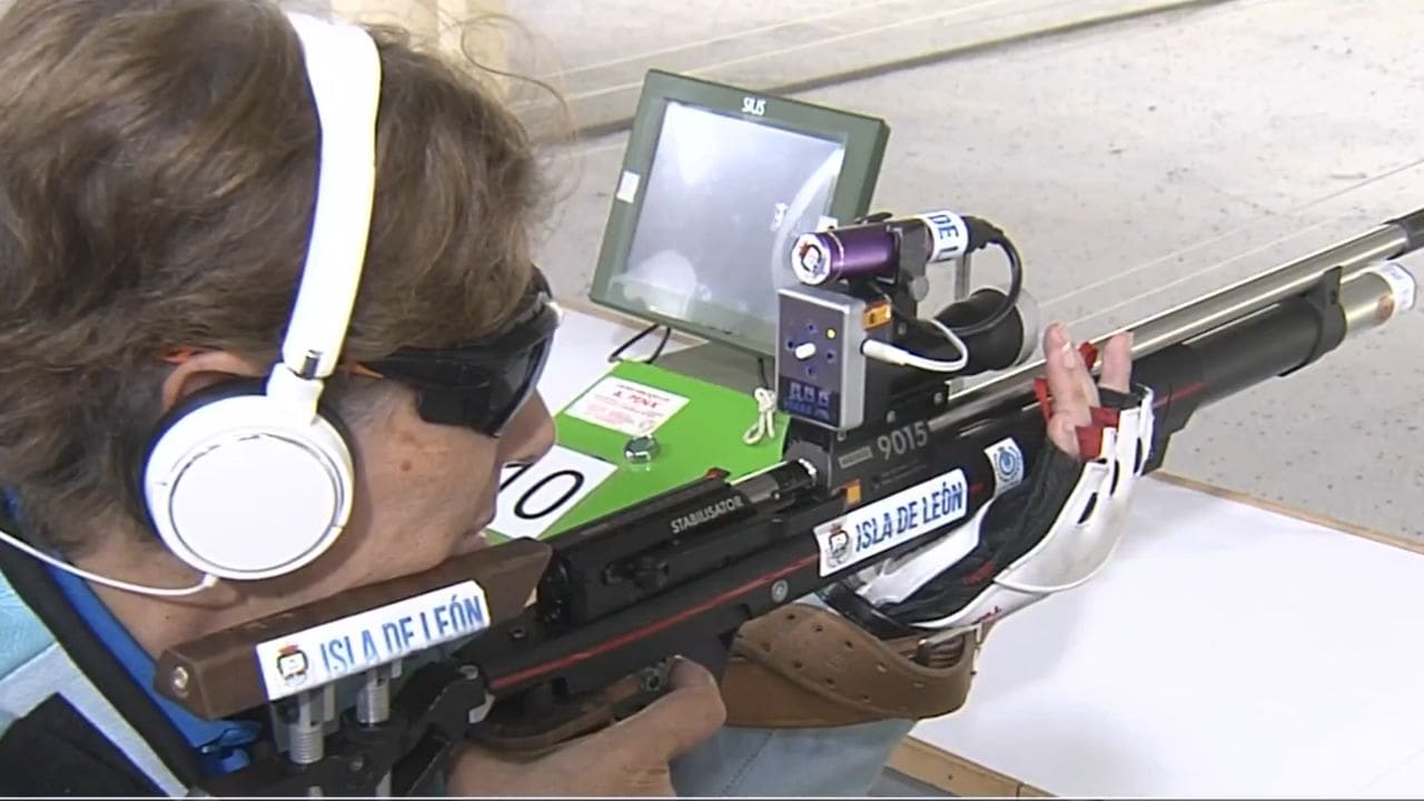 Ana María Estrada practicando el tiro de carabina para personas ciegas