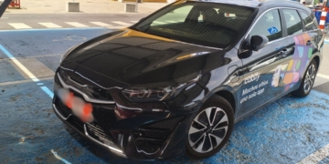 VTC estacionado en una plaza de aparcamiento PMR