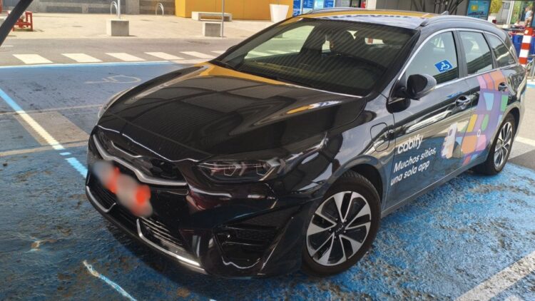 VTC estacionado en una plaza de aparcamiento PMR