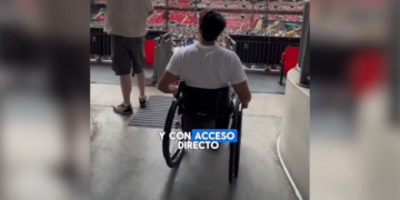 Pablo Tovar, persona en silla de ruedas, durante un concierto en Wembley