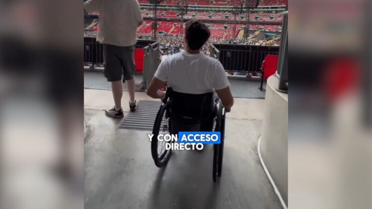 Pablo Tovar, persona en silla de ruedas, durante un concierto en Wembley