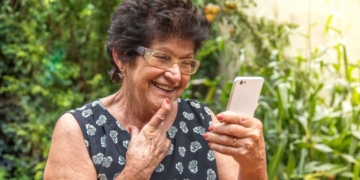 Crean un WhatsApp sin barreras para personas mayores