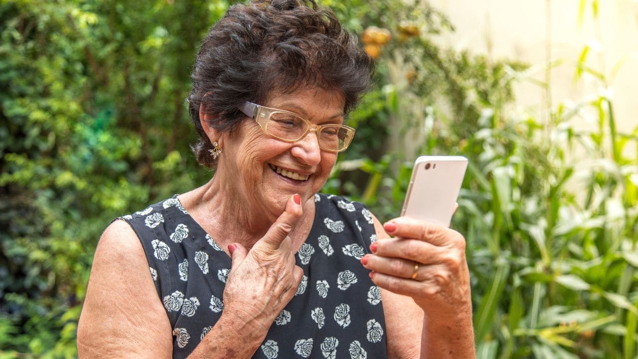 Crean un WhatsApp sin barreras para personas mayores