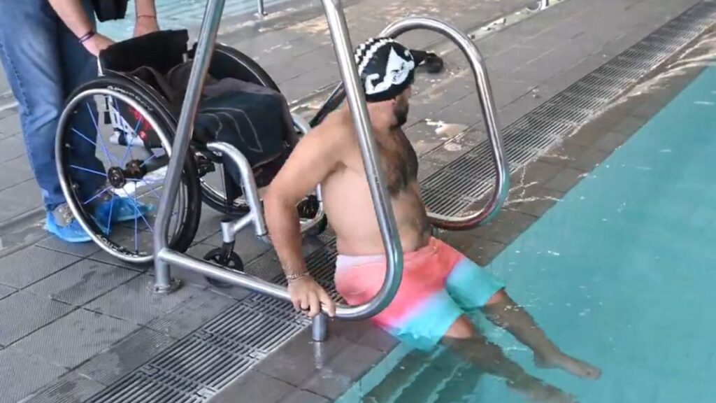 Javier de la Torre enseña dos formas accesibles de entrar en la piscina para personas con movilidad reducida