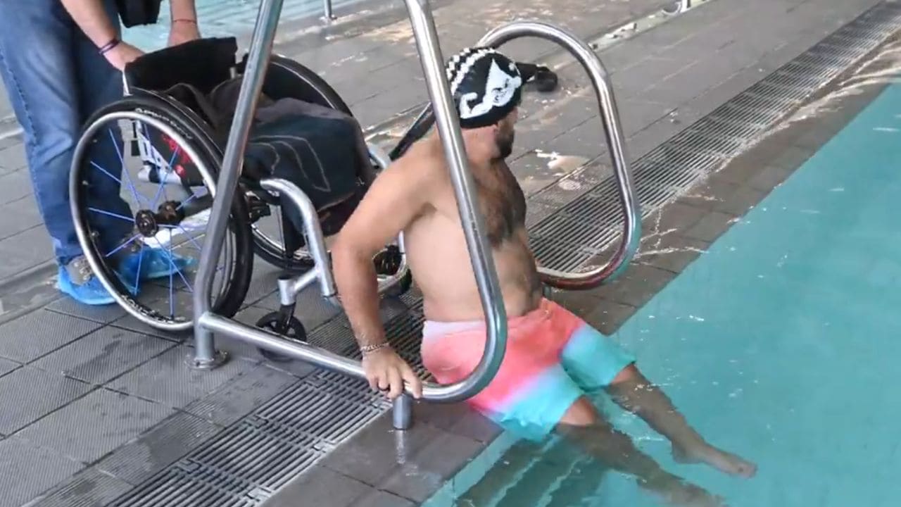 Javier de la Torre enseña dos formas accesibles de entrar en la piscina para personas con movilidad reducida