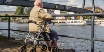 Personas mayores con movilidad reducida se enfrentan a barreras arquitectónicas en su vida diaria