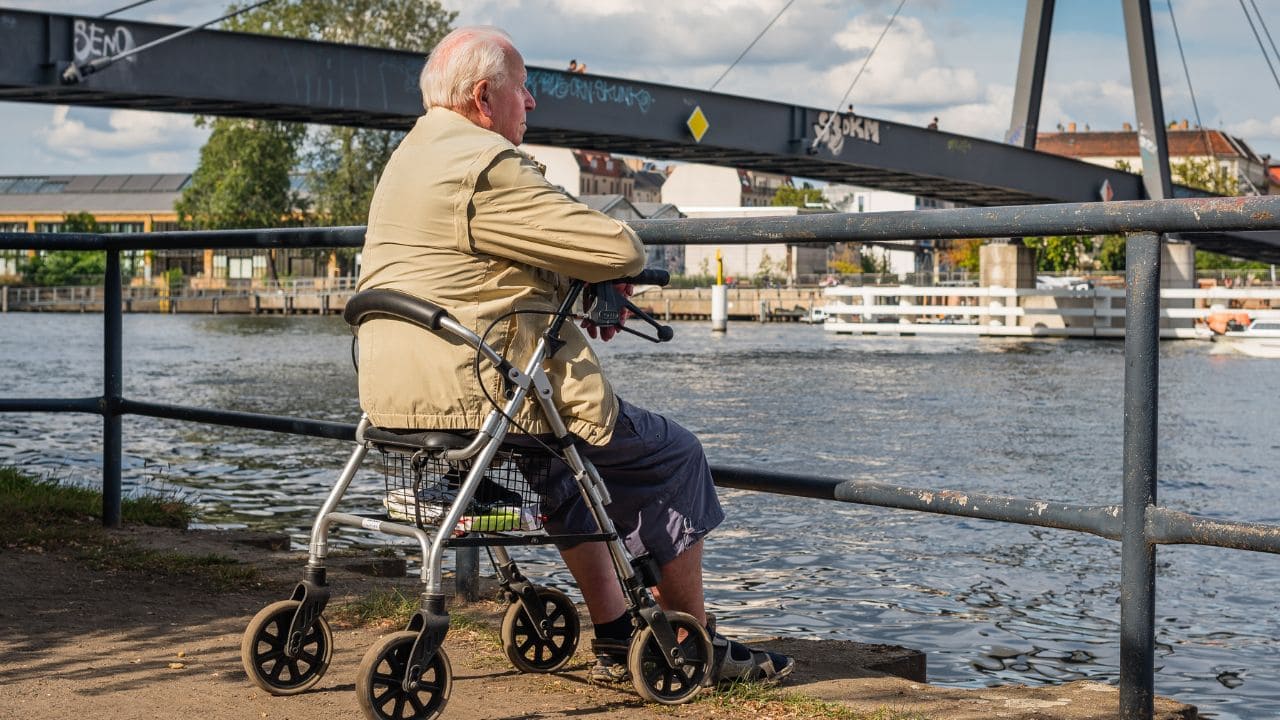 Personas mayores con movilidad reducida se enfrentan a barreras arquitectónicas en su vida diaria