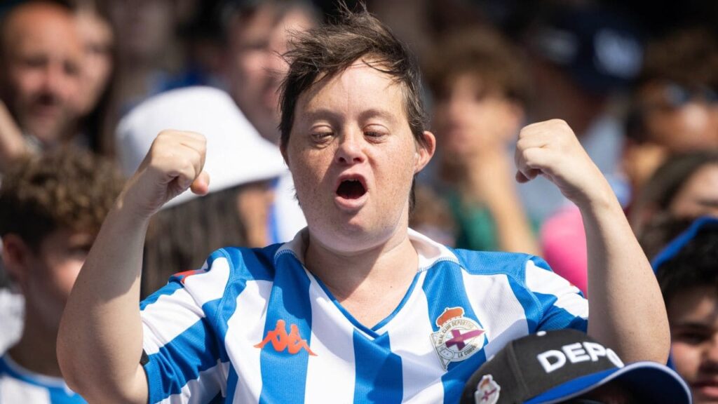 El RC Deportivo de la Coruña ofrece un nuevo servicio para que aficionados con discapacidad visual puedan disfrutar de los partidos