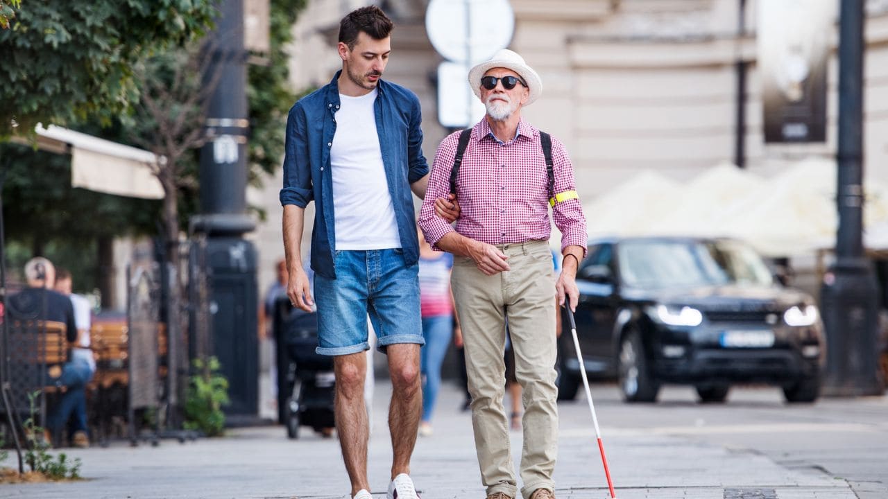 Cómo acompañar a una persona ciega o con discapacidad visual
