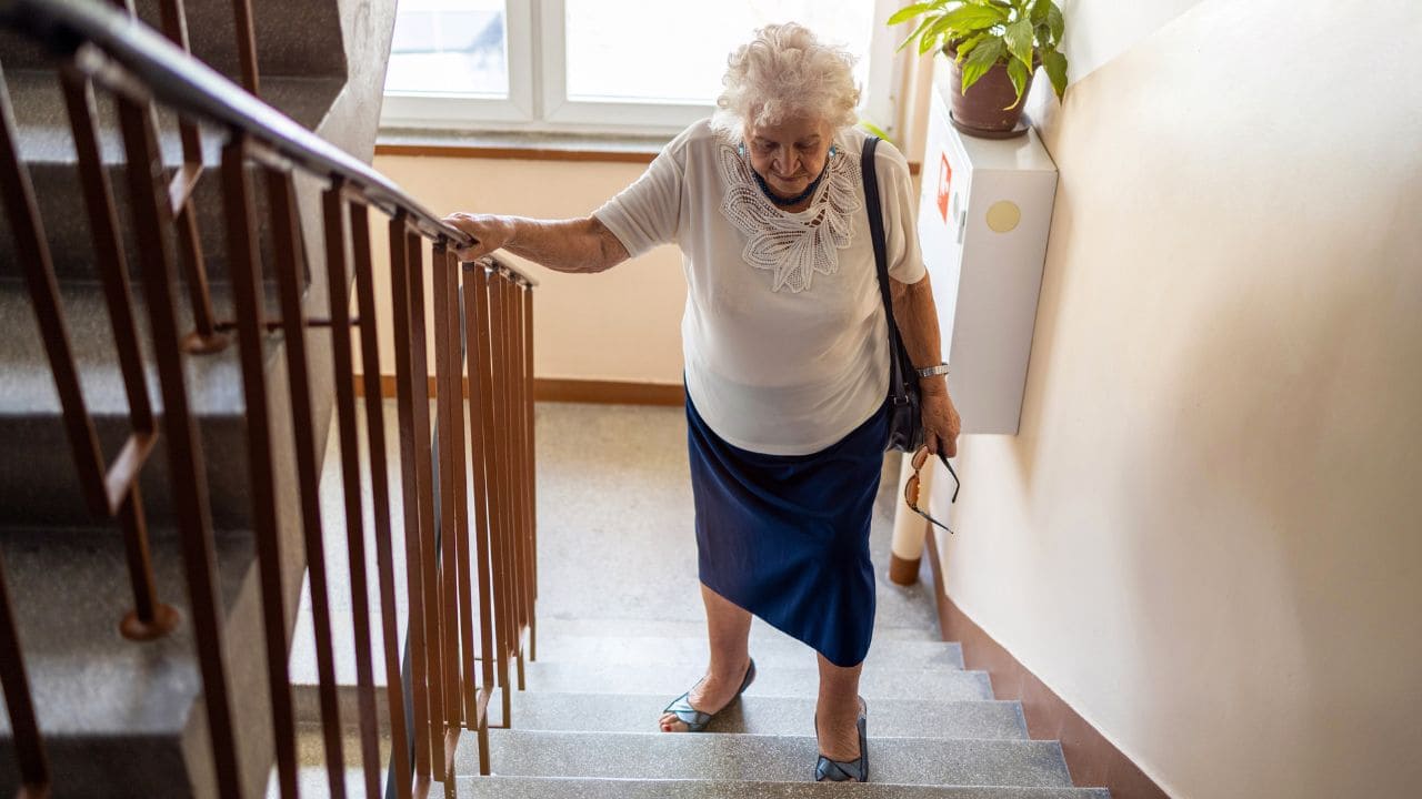 Personas mayores con movilidad reducida se enfrentan a barreras arquitectónicas en su vida diaria