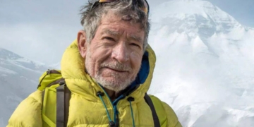 Carlos Soria alcanza la cima de la montaña Manaslu con 86 años de edad