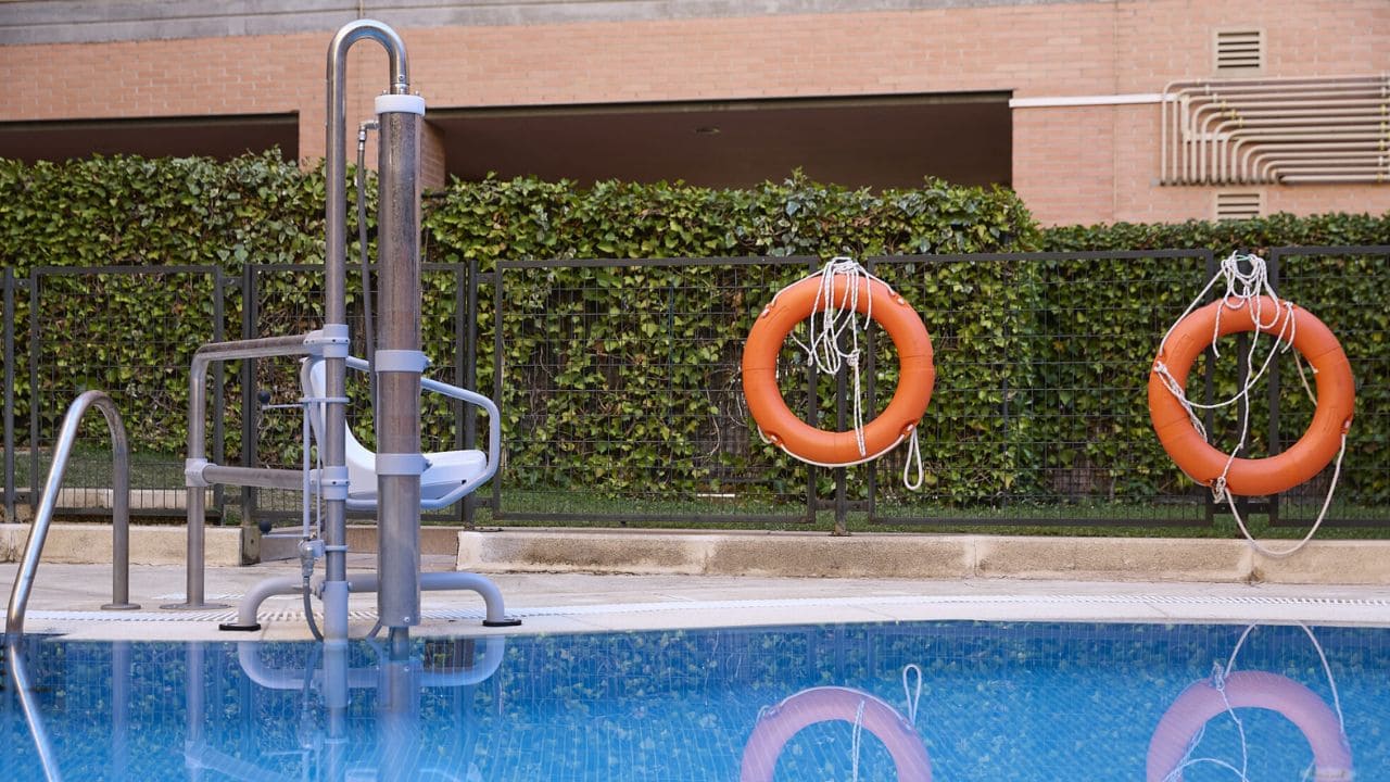 El Ayuntamiento de Madrid instala una grúa fija en piscina comunitaria para personas con movilidad reducida